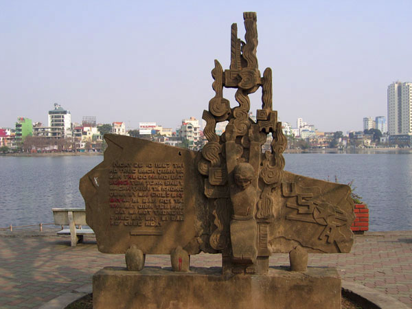 Pomnik pamięci Johna McCaina nad jeziorem Truc Bach w Hanoi