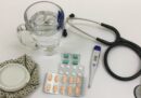 Symbole choroby: słuchawki lekarskie, termometr, leki