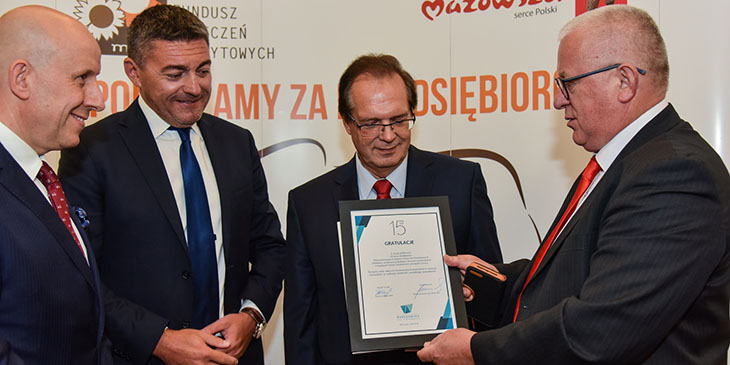 Jerzy Bednarek (z lewej) i Marek Traczyk w imieniu Zarządu WIG wręczają list gratulacyjny