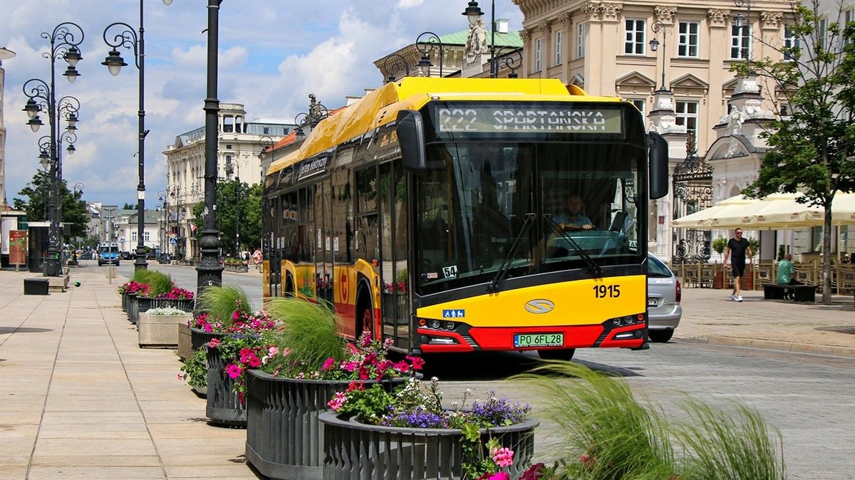Autobus komunikacji miejskiej w Warszawie